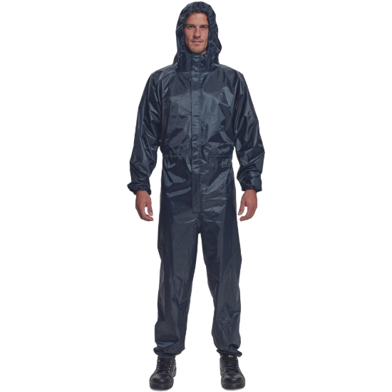 8963845816350-03150118_LEIGH_rain_overall_navy_model_CERVA CERVENEC 2020_12112.tif.png